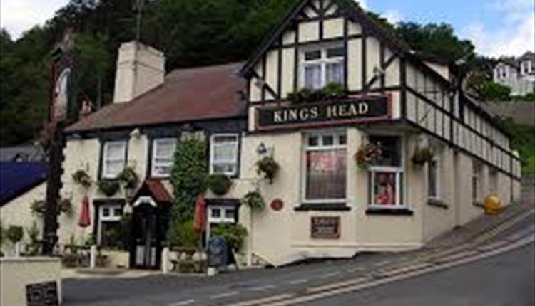 Bodlondeb Castle Bed & Breakfast { Central Llandudno} Екстер'єр фото