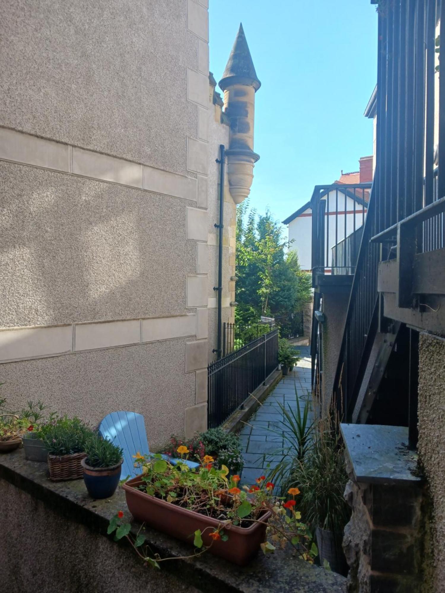 Bodlondeb Castle Bed & Breakfast { Central Llandudno} Екстер'єр фото