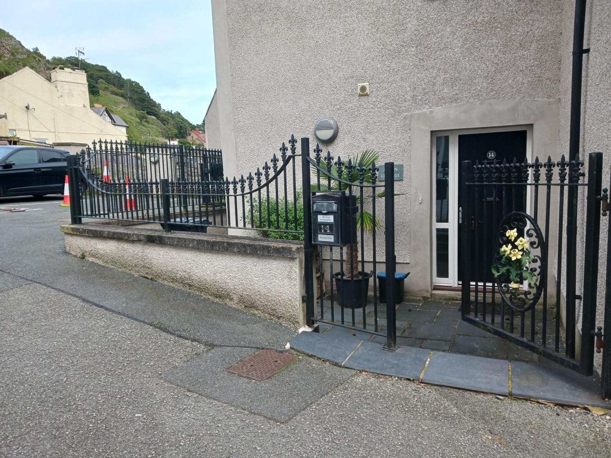 Bodlondeb Castle Bed & Breakfast { Central Llandudno} Екстер'єр фото