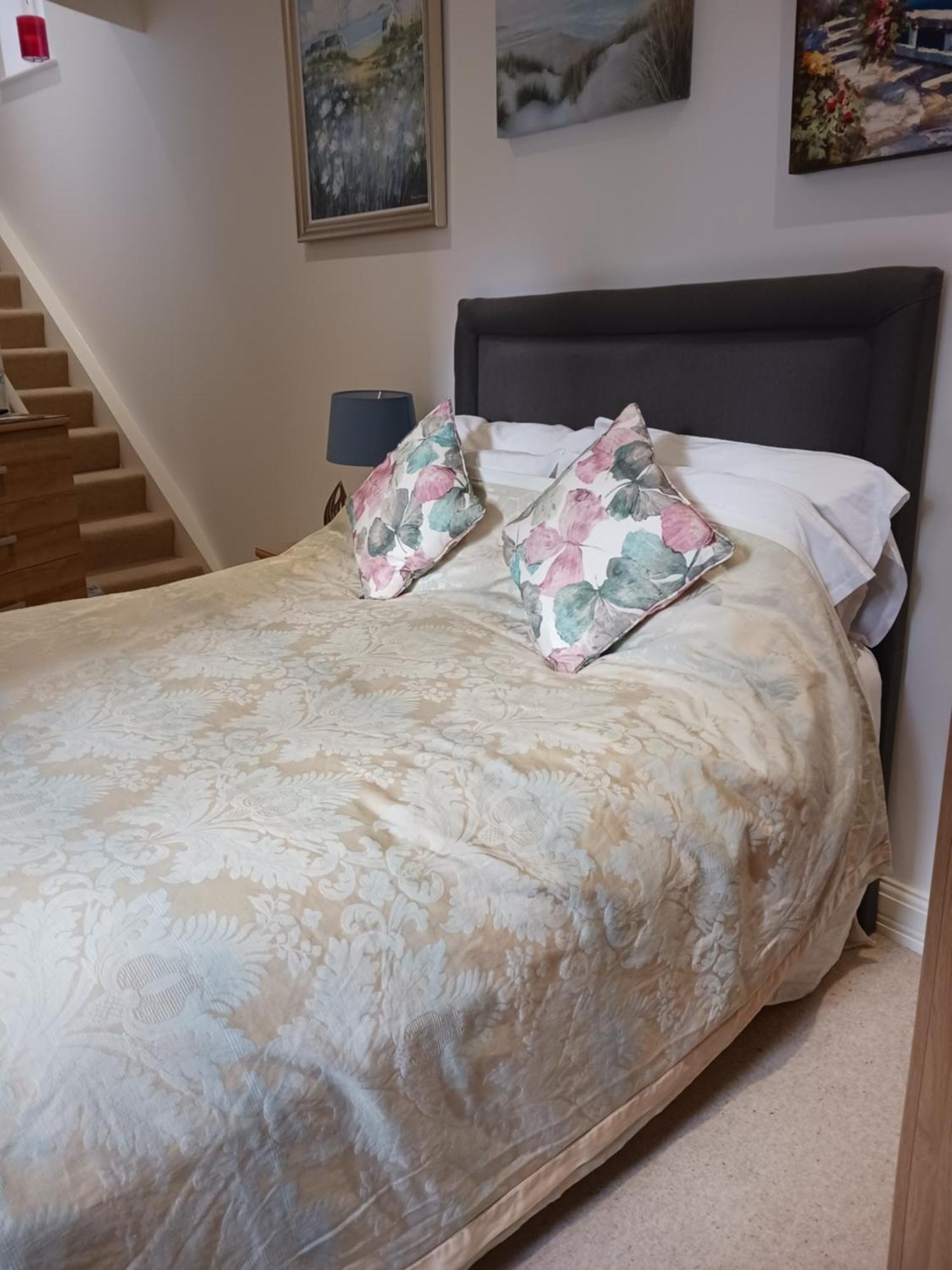 Bodlondeb Castle Bed & Breakfast { Central Llandudno} Екстер'єр фото